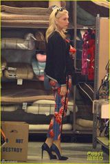 组图：43岁史蒂芬妮挺孕肚出街辣妈范十足