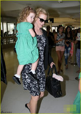 组图：妮可基德曼黑超遮面 穿印花裙带爱女度假