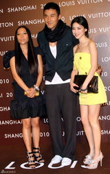 高清图：巩俐出席品牌店开业 低胸晚装华丽抢镜