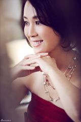 组图：傅艺伟诠释唯美女人 甜美微笑显幸福