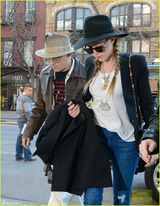 组图：德普贴心搀扶女友 艾梅柏麻花辫俏皮可爱