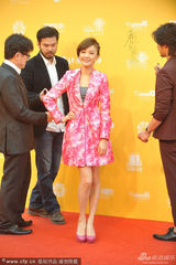 组图：《追爱》剧组陈柏霖有型 陈意涵小露纤腰