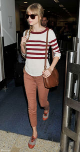 高清组图：泰勒-斯威夫特街拍条纹上衣搭九分裤