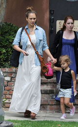 组图：杰西卡-阿尔芭产后首度现身 身材尚未恢复