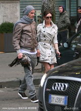 幻灯图集：小贝夫妇米兰购物 维多利亚秀美腿