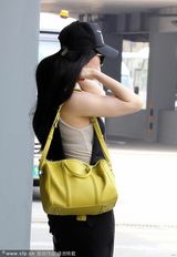 组图：范冰冰穿透视裙现身机场 秀香肩风韵十足