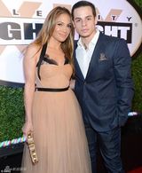 组图：洛佩兹捧场拳王阿里 化身妖姬被猛男摸身