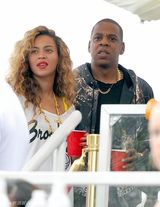 组图：碧昂斯与老公Jay-Z出席音乐节心情好