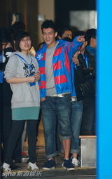 幻灯图：陈冠希北京搞怪代言 忙捞金不正面回应复出