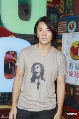 组图：郑伊健筹备演唱会 与女友共识不生子