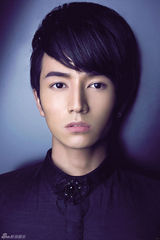 幻灯图：国产美男许诺优雅转身 引领男色新潮流