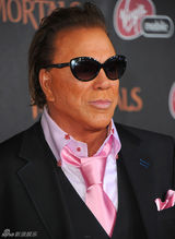 组图：《惊天战神》首映女星比美 米基洛克笑搂超模