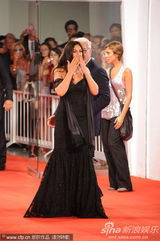 组图：《炎夏》发布会 贝鲁奇裹身黑裙秀玲珑曲线