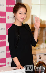 组图：韩星李珉廷出席粉丝签名会典雅高贵