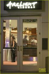 组图：水果姐情变素颜出行 拥抱异性友人求安慰