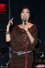 组图：赵传开个唱 黄嘉千性感露背现身力挺