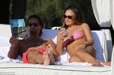 组图：F1太子女泳装秀孕肚 巨乳傲人与老公激吻