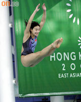 幻灯图：郭晶晶脚踩拖鞋前往泳池 试跳英姿曝光