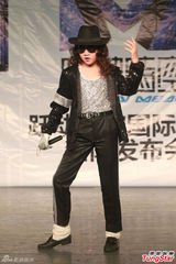 组图：三位小“鸟叔”助阵发布会 大秀骑马舞