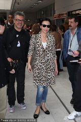 组图：刘嘉玲豹纹黑超抢眼 梁朝伟护花显恩爱