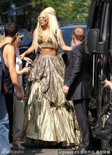 组图：Gaga《名利场》大片再蹬“恨天高”尴尬摔倒 