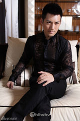 组图：严宽拍摄杂志大片 复古镂空衬衫显性感