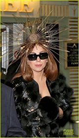 组图：Gaga乘金色马车亮相 别致头饰抢镜十足