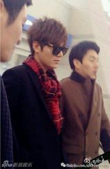 组图：李敏镐现身武汉 疯狂粉丝挤倒200斤记者