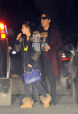 组图：陈思诚佟丽娅紧急回京 连夜录歌筹划婚礼