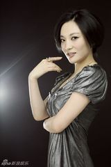 组图：张慧君拍气质写真展精致妆容