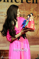 组图：《杨贵妃》釜山发布会 范冰冰粉裙抢眼