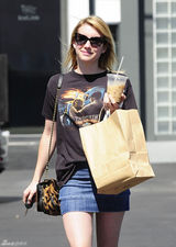 组图：艾玛-罗伯兹街拍 T恤搭配牛仔短裙