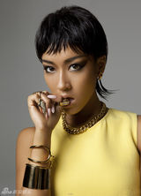 组图：吉克隽逸短发亮相 大胆露性感黑色内衣