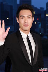 组图：杨佑宁黑色西装走红毯尽显男人味