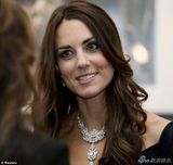 组图：凯特王妃明艳蓝裙出街 身形变消瘦