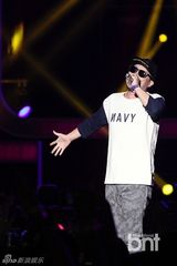 组图：朴宰范等参加HIPHOP音乐节引爆火热现场