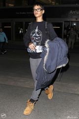 组图：蕾哈娜英气街拍 戴黑框似学生表情严肃