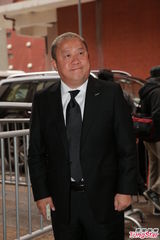 组图：午马28日出殡 成龙曾志伟姜大卫等扶灵