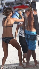 组图：超模安布罗休与猛男嬉闹被扔下海