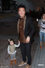 组图：钟镇涛生日携女亮相派对 谭咏麟叶童现身