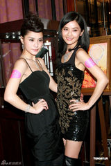 组图：阿娇阿SA合体出席珠宝展 姐妹花大方谈情