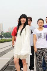 组图：牛奶咖啡桑拿天拍MV 难挡“追梦”情怀