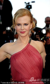 组图：妮可戛纳走秀风情露背 真空激凸艳光四射