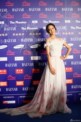 组图：佟丽娅亮相慈善夜红毯 纯美白裙飘逸