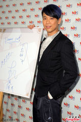 组图：陶喆黑色西服帅气亮相 现场不会写中文