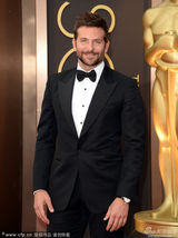 组图：库珀帅气现身奥斯卡红毯 蓄须迷人微笑