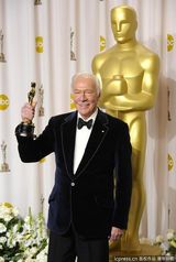 高清组图：奥斯卡后台获奖众星举金人光彩照人