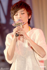 高清图：许飞为公益募捐眼镜框 呼吁为俞灏明祈福