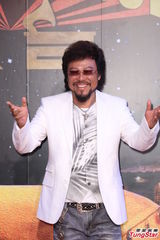 组图：周杰伦新电影首映 谈金曲奖装可爱哭喊