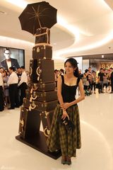 组图：安以轩何润东剪彩 俊男美女心情好